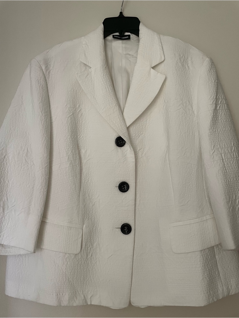 GERRY WEBER
White Textured
Three Button
Women's Blazer
Classic Tailored
18